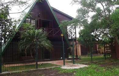 Imagem: A casa possui 4 Dormitórios, Acomodam 7 pessoas, 2 Vagas na