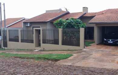 Imagem: A casa possui 3 Dormitórios, 2 Banheiros, 1 Vaga na garagem