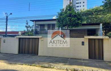 Imagem: A casa possui 4 Dormitórios, 3 Banheiros, 4 Vagas na garagem