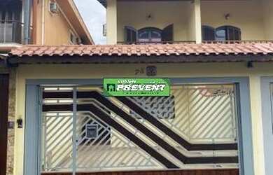 Imagem: A casa possui 3 Dormitórios, 3 Banheiros, 4 Vagas na garagem