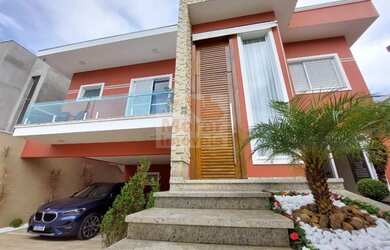 Imagem: A casa possui 4 Dormitórios, 5 Banheiros, 2 Vagas na garagem