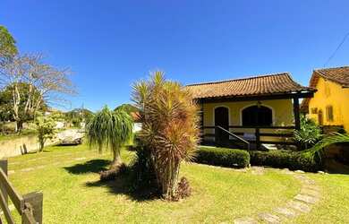 Imagem: A casa possui 3 Dormitórios, 2 Banheiros, 3 Vagas na garagem