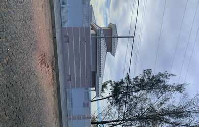 Imagem: A casa possui 3 Dormitórios, 2 Banheiros, 1 Vaga na garagem