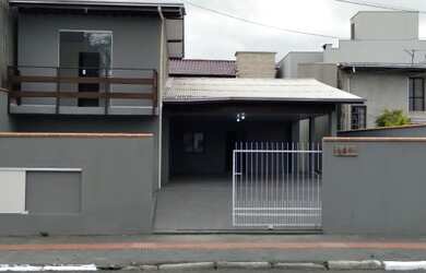 Imagem: A casa possui 4 Dormitórios, 2 Banheiros, 3 Vagas na garagem