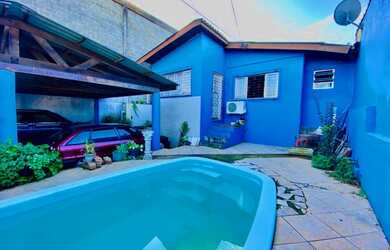 Imagem: A casa possui 3 Dormitórios, 2 Banheiros, 4 Vagas na garagem