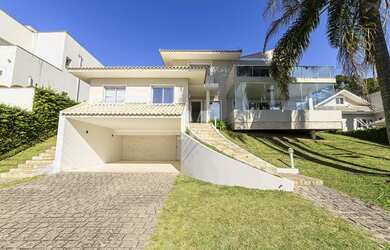 Imagem: A casa em condomínio possui 4 Dormitórios, 4 Banheiros, 4