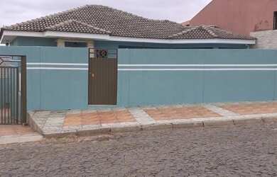 Imagem: A casa possui 3 Dormitórios, 2 Banheiros, 3 Vagas na garagem