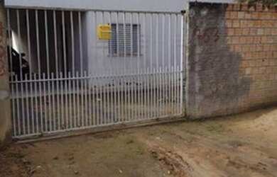 Imagem: A casa possui 2 Dormitórios, 2 Banheiros, 2 Vagas na garagem