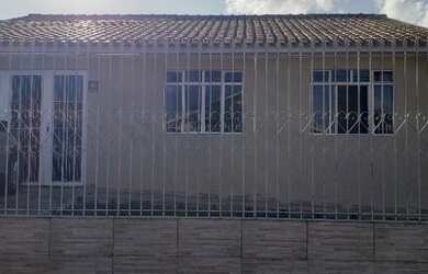 Imagem: A casa possui 3 Dormitórios, 2 Banheiros, 1 Vaga na garagem