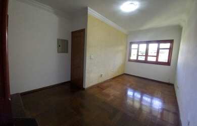 Imagem: A casa possui 2 Dormitórios, 3 Banheiros, 2 Vagas na garagem