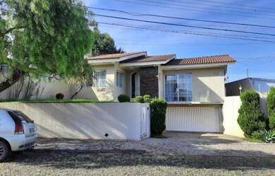 Imagem: A casa possui 1 Dormitório, 1 Banheiro, 1 Vaga na garagem