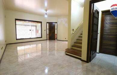 Imagem: A casa possui 5 Dormitórios, 4 Banheiros, 2 Vagas na garagem