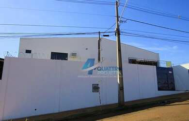 Imagem: O depósito possui 4 Vagas na garagem, 989m² de Área e está