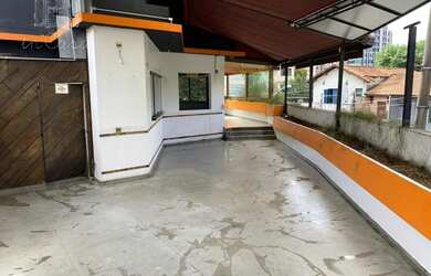 Imagem: O depósito possui 2 Vagas na garagem e 402m² de Área e está