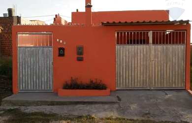 Imagem: A casa possui 2 Dormitórios, 1 Banheiro, 2 Vagas na garagem