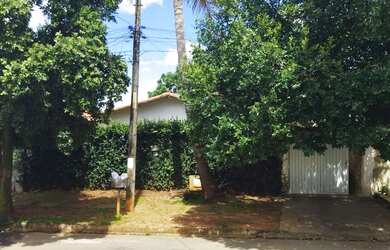 Imagem: A casa possui 3 Dormitórios, 2 Banheiros, 4 Vagas na garagem