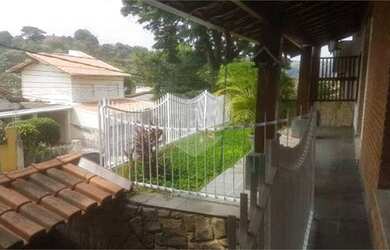 Imagem: A casa possui 3 Dormitórios, 3 Banheiros, 4 Vagas na garagem