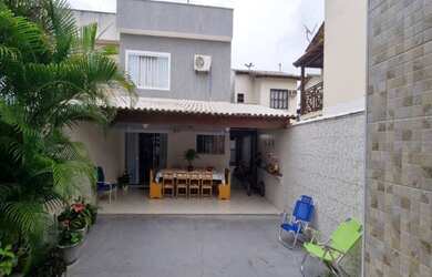 Imagem: A casa possui 3 Dormitórios, 4 Banheiros, 2 Vagas na garagem