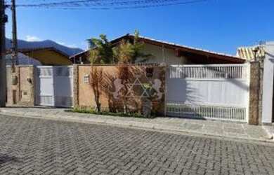 Imagem: A casa possui 4 Dormitórios, 4 Banheiros, 5 Vagas na garagem