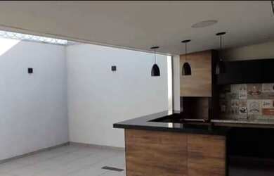 Imagem: A casa possui 2 Dormitórios, 2 Banheiros, 2 Vagas na garagem