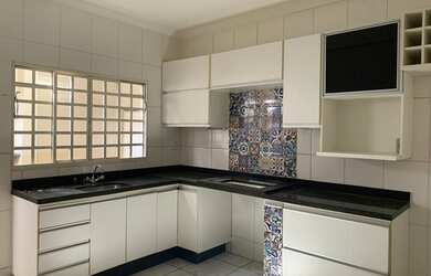 Imagem: A casa possui 3 Dormitórios, 3 Banheiros, 3 Vagas na garagem