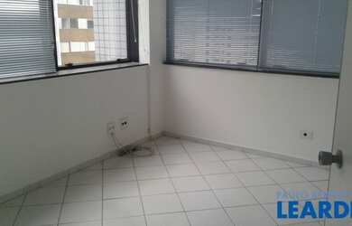 Imagem: O depósito possui 1 Vaga na garagem, 32m² de Área e está