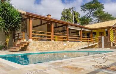 Imagem: A casa possui 5 Dormitórios, 3 Banheiros, 3 Vagas na garagem