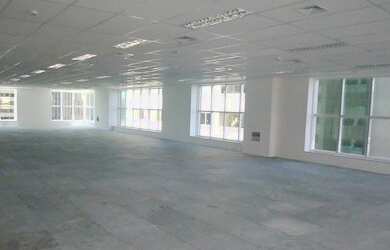 Imagem: O depósito possui 5 Vagas na garagem, 540m² de Área e está