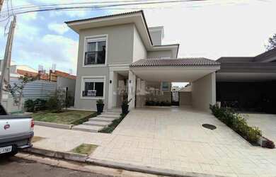 Imagem: A casa possui 3 Dormitórios, 3 Banheiros, 1 Vaga na garagem