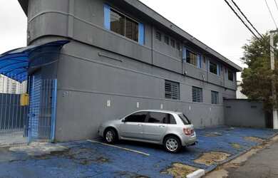 Imagem: O depósito possui 5 Vagas na garagem, 590m² de Área e está