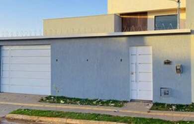 Imagem: A casa possui 3 Dormitórios, 3 Banheiros, 4 Vagas na garagem