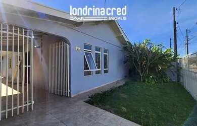 Imagem: A casa possui 3 Dormitórios, 2 Banheiros, 2 Vagas na garagem