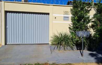 Imagem: A casa possui 3 Dormitórios, 2 Banheiros, 2 Vagas na garagem