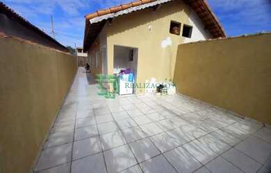 Imagem: A casa possui 2 Dormitórios, 1 Banheiro, 2 Vagas na garagem