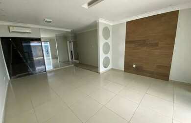 Imagem: A casa possui 3 Dormitórios, 2 Banheiros, 3 Vagas na garagem