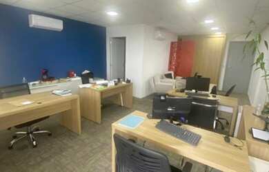 Imagem: O depósito possui 94m² de Área e está localizado em Água