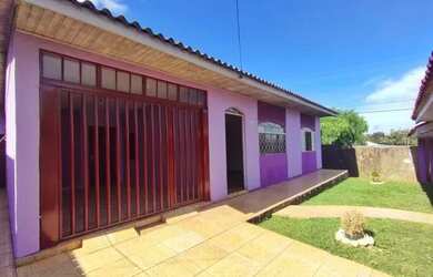 Imagem: A casa possui 3 Dormitórios, 2 Banheiros, 2 Vagas na garagem