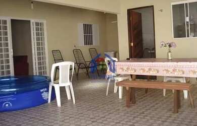 Imagem: A casa possui 3 Dormitórios, 2 Banheiros, 1 Vaga na garagem