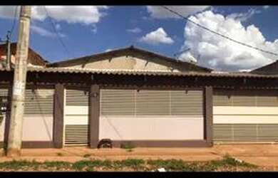 Imagem: A casa possui 2 Dormitórios, 2 Banheiros, 2 Vagas na garagem