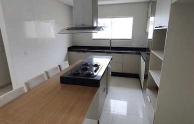 Imagem: A casa em condomínio possui 4 Dormitórios, 2 Banheiros e 149m²