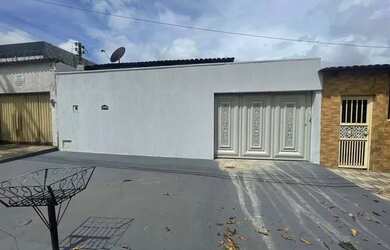 Imagem: A casa possui 4 Dormitórios, 3 Banheiros e 4 Vagas na garagem