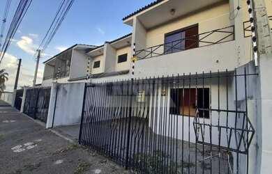 Imagem: A casa possui 3 Dormitórios, 1 Banheiro, 1 Vaga na garagem