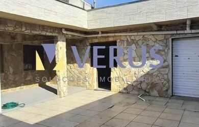 Imagem: A casa possui 3 Dormitórios, 2 Banheiros, 2 Vagas na garagem