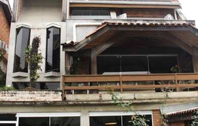 Imagem: A casa possui 4 Dormitórios, 5 Banheiros, 4 Vagas na garagem