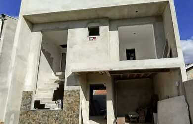 Imagem: A casa possui 3 Dormitórios, 3 Banheiros, 2 Vagas na garagem