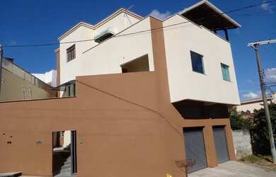 Imagem: A casa possui 3 Dormitórios, 2 Banheiros, 4 Vagas na garagem