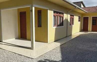 Imagem: A casa possui 3 Dormitórios, 1 Banheiro, 2 Vagas na garagem