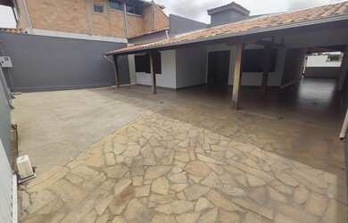 Imagem: A casa possui 3 Dormitórios, 3 Banheiros, 5 Vagas na garagem