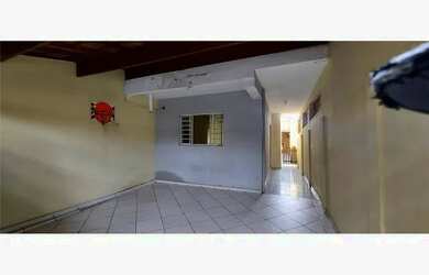 Imagem: A casa possui 2 Dormitórios, 2 Banheiros, 2 Vagas na garagem