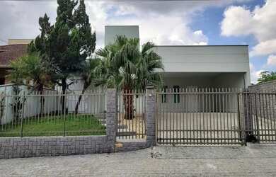 Imagem: A casa possui 3 Dormitórios, 3 Banheiros, 2 Vagas na garagem